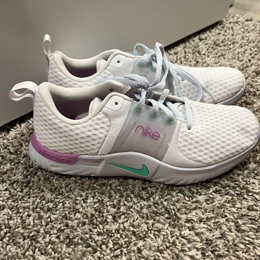 White nike shoes